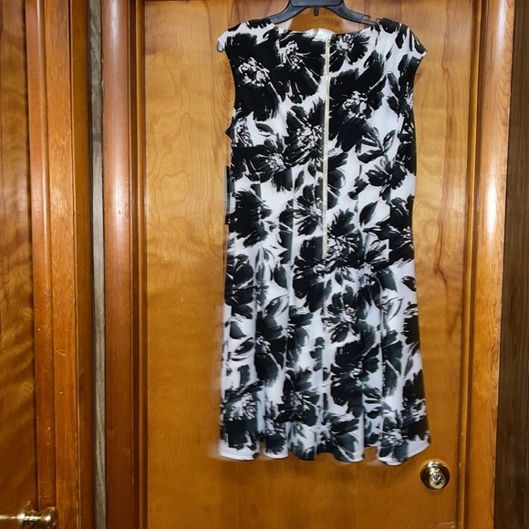 Zarr Collection. Size 14, Black and white floral - Picture 2 of 3